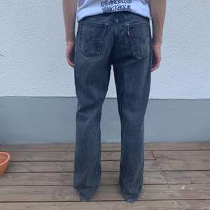 Levis jeans i vintage skick. Modellen är orange tab och är storlek 34/32. Köpta på beyond retro i Stockholm !