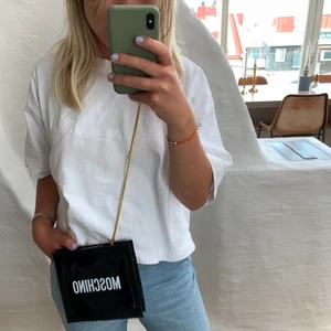 Moschinoväska - Väska från H&M X Moschino. Använd endast en gång. Toppskick. Dustbag följer med!