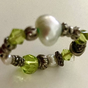 Ring  - Sötvattenspärlor , elastisk . Bredd 1,3 cm . Har flera stycken , fint att ha många . Från Våga.