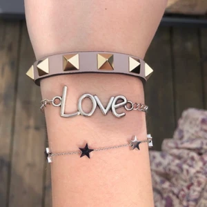 Armband  - Super fina ”Love” armband! 75kr (frakten är inkluderad i priset) hör av er vid intresse eller funderingar!🥰💓☺️⭐️