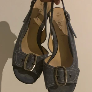 Vintage denim klackskor 💋 - Vintage denim klackskor i använt men fint skick. Lite slitningar på sulan och i skorna. Storlek 37. OBS! Dessa passar inte någon med breda fötter då de har en ganska smal passform. Frakten är inkluderad i priset 🫀