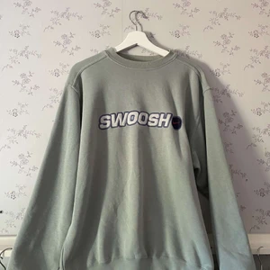 Vintage Nike - Väldigt fin och rare Nike sweatshirt, fint skick men två mini hål på armen, storlek Medium med en skön boxy fit, Pris 600kr + frakt 