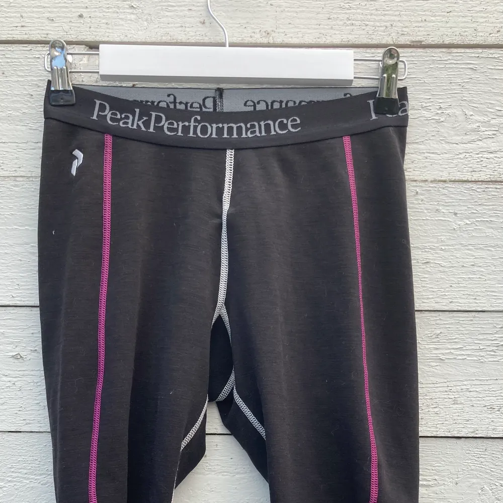 Snygga svart/grå träningsbyxor med rosa/lila och vita sömmar. Jeans & Byxor.