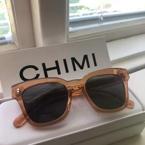 Säljer dessa solglasögon från Chimi Eyewear som är använda typ en gång, så väldigt bra skick! Köpt på deras hemsida förra sommaren. De är i modellen #005 och är i färgen PEACH, men mörk lins ❤️ 