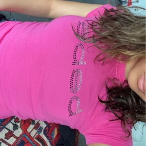 Baby tee - Rosa äkta tshirt från y2k märket bebe, sitter som en baby tee och är väldigt stretchig, alla diamanter sitter kvar!!