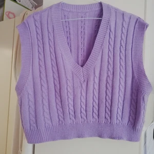 Lila väst - En lila crop väst som är använd 2 gånger. Den är jätte fin och jag säljer den för att den var inte riktigt för mig. Skriv för frågor✨
