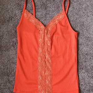 Topp  - Hej! Säljer denna nästan oanvänd topp på grund av att jag inte längre använder den. 