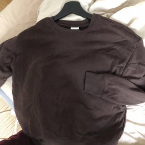 Tröja i fin mörkbrun färg - XS från H&M. Postar och möts