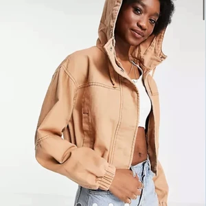 Jeansjacka  - Säljer min helt nya jeansjacka från ASOS i en superfin ljus korallfärg. Den är endast testad en gång men tyvärr kommer den inte till använding. Fler bilder kan skickas om så önskas. Köptes för 400kr