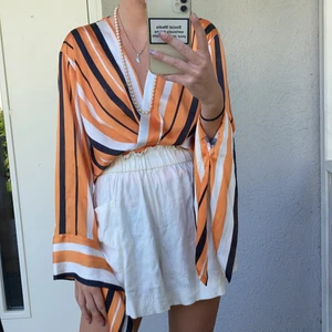 Siden blus - Supersnygg och skön siden blus som en kan styla på massa olika sätt! Frakt tillkommer 🥰