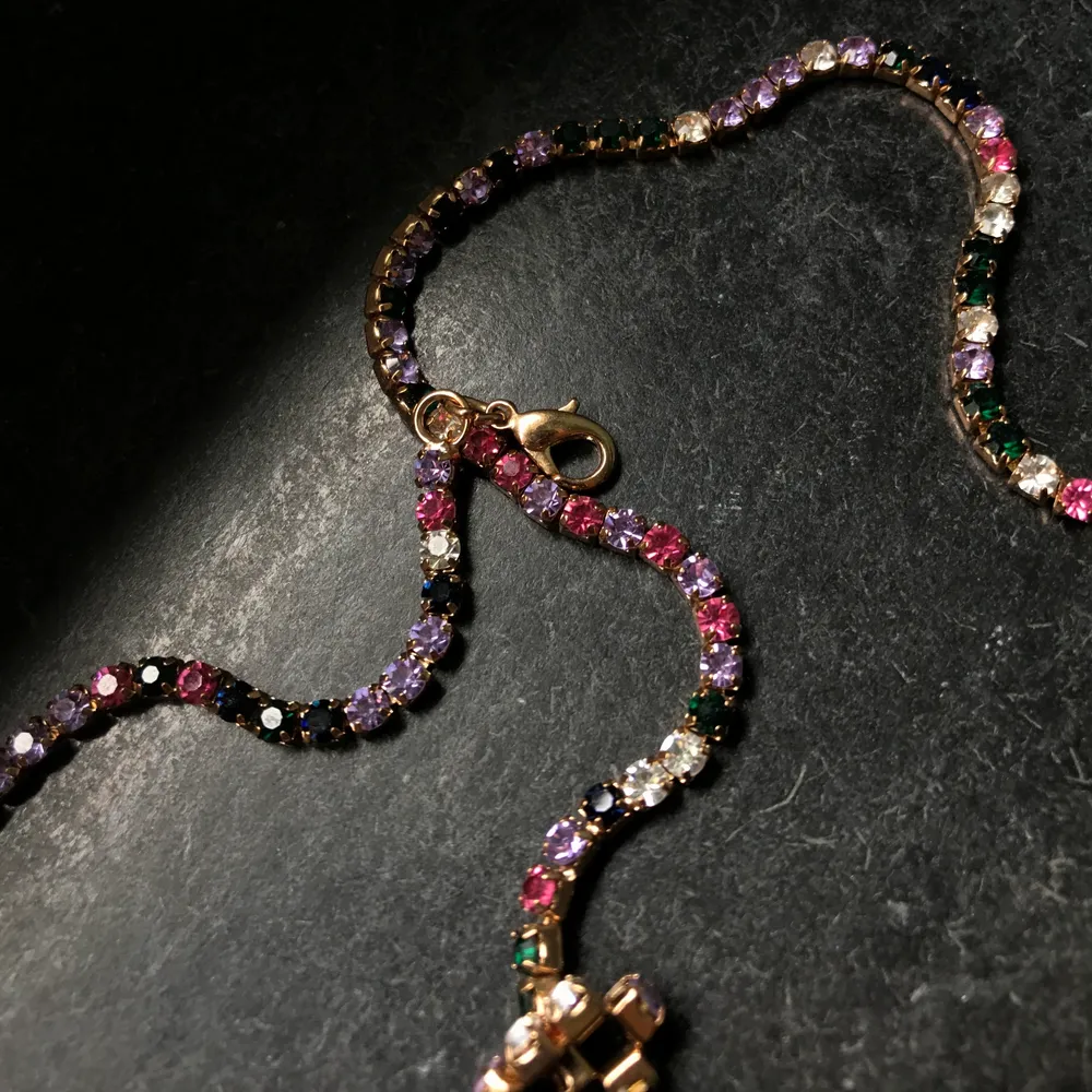  halsband med stenar i massa färger från glitter som tyvärr aldrig kommer till användning 💖. Accessoarer.
