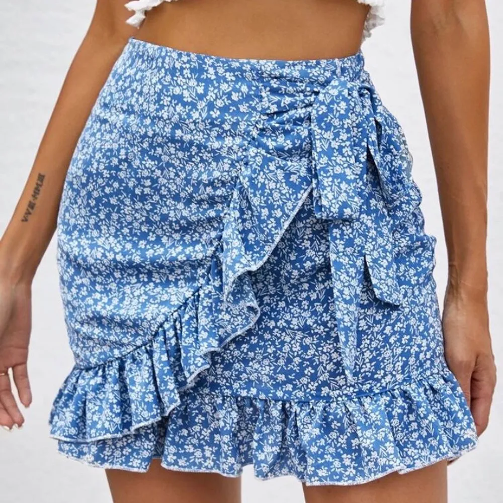 Säljer denna superfina kjol från Shein! Aldrig använd, då den tyvärr är för liten för mig! Storlek är 38 men skulle säga att den också sitter som en 36:a! Vid flera intressenter kommer det finnas en budgivning i kommentarerna!. Kjolar.