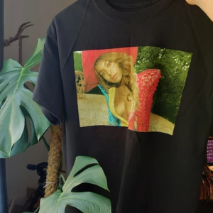Beyoncé merch - världens snyggaste beyonce-tröja köpt på hennes konsert 2018!!! lyssnar inte på henne längre, därför säljer jag. storlek medium, sitter fint oversized på mig som är en s. köpt för 500 kr. säljer för 250 inkl frakt! väldigt fint skick! 🖤