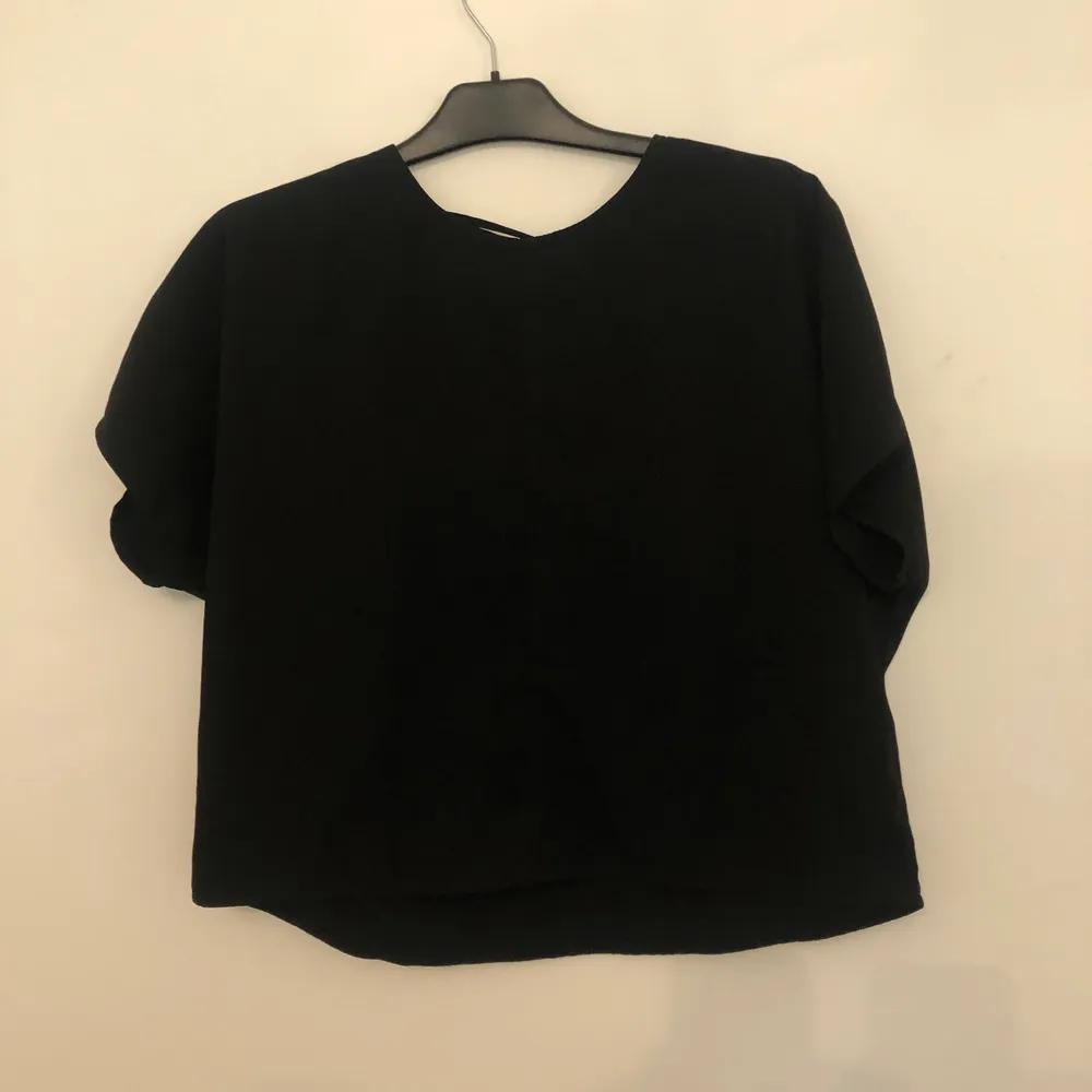 Storlek: S, basic svart t-shirt med snörad rygg, jätte snygg men köpt en ny liknande, pris går att diskutera, (pris går att diskutera vid snabb affär) köpare står för frakt💕. T-shirts.