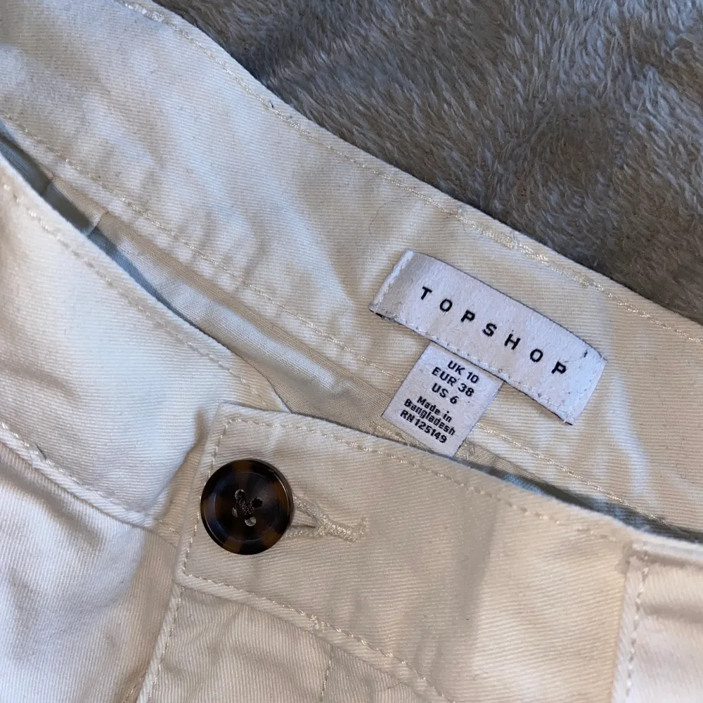 Snygga, vita byxor från topshop! 😍 bruna knappar, fickor, bra passform. Tyvärr lite för små för mig. Knappt använda alls😇. Jeans & Byxor.