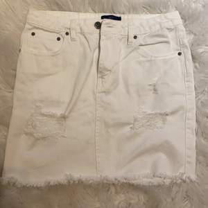 Vit sliten jeans kjol från Nelly. Aldrig använd. Ny pris 199 kr 