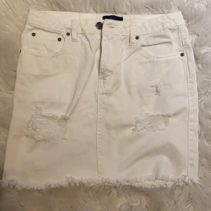 Vit jeans kjol  - Vit sliten jeans kjol från Nelly. Aldrig använd. Ny pris 199 kr 