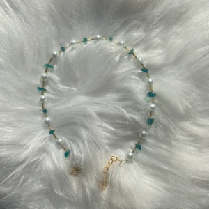 Halsband - Handgjort halsband. Färger går att ändra om så önskas. Justerbart. 65kr/st.