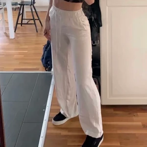 ”Linne”byxor från hm!! - Kollar intresset på dessa byxor från hm! Ser ut som linnebyxor men är inte det, de är 100% polyester. Vilket betyder att de är mjuka och svala (linne är oftast ganska strävt i materialet) så dessa funkar även som mjukis o är perfekt till sommaren då de är tunna! Har en lös tråd på högra låret (bild 3) men endast använda 1 gång. (Lånade bilder förutom sista) Bud är bindande så stå för det. Säljer endast vid bra bud, strl S, (är 167,5 ca 2 cm längre än t golvet) slutsålda överallt!💕💕 (köptes för direktpris)