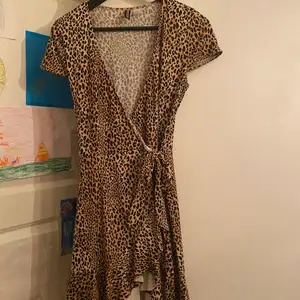 En jättefin klänning med leopard mönster från H&M. Använd en gång men i bra skick. Säljer för 59 kr, buda gärna i kommentarerna om fler är intresserade. 
