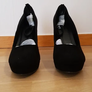 högklackat  - Helt nya klackskor! Med remmar                                                     10 cm                                                                          strl 40