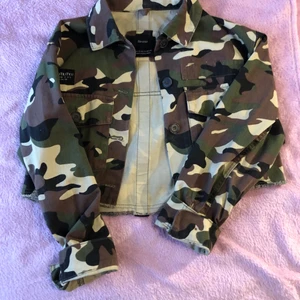 Grymt cool kamouflage jacka - Fin kamouflage jacka. Har bara använt en gång, på grund av att den nu är för liten. + 80 om du vill att jag skickar <3