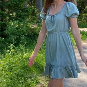 Klänning från nakd - Supersöt klänning från nakd i storlek 34, jättebra skick, köpare står för frakt, priset är diskuterbart🥰🥰