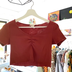 Roströd topp  - Roströd topp jag kroppat själv🍓 hör av er vid frågor!💕