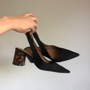 Klackskor från Zara storlek 39 - PRIS: 180 kr. Råkade göra budgivning, men säljer fortfarande för 180 kr. Snygga klackskor från förra årets kollektion på Zara som tyvärr inte kommer till använding. Endast använda fåtal gånger, lite slitna undertill på sulan men annars fint skick! Köpare betalar fraktavgift.