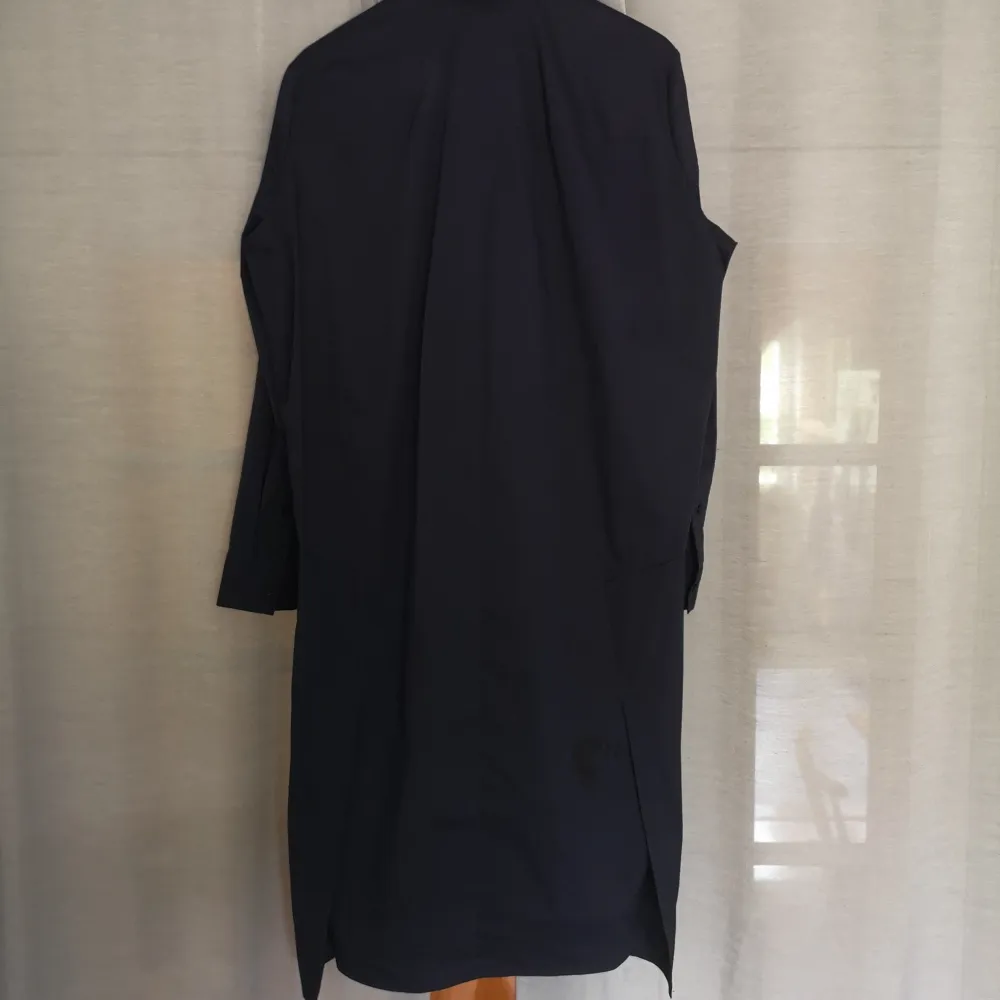 Mörkblå skjortkläning från COS. Fin kvalitet och fina fickor. Aldrig använd pga fel storlek. Ord pris 890 sek. Kjolar.