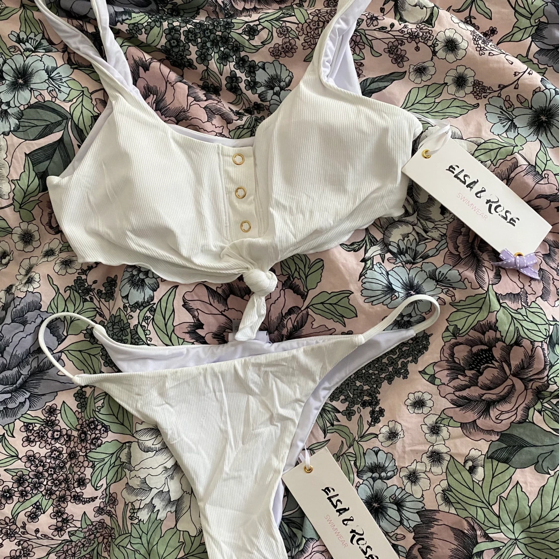 Vit oanvänd bikini ☁️