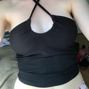 Svart top - En svart top köpt från @design_bylow på Instagram! Snygg passform och använd ett fåtal gånger! Säljer pga kommer inte till användning! 