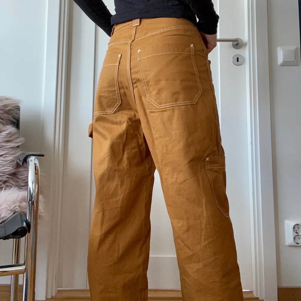 Baggy workwear pants från Weekday, endast använda ett fåtal gånger! Jag är 160 cm och har vikt up byxorna två varv, så skulle även passa dig som är längre.. Jeans & Byxor.