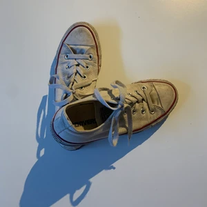 Converse vita - Ett par låga converse i storlek 36.5, men sitter som ett par 37:or. Smutsiga då de använts, men inga hål och är i bra skick!