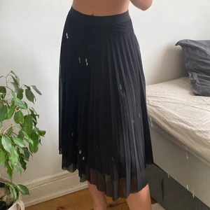 Vecklad kjol - Säljer en svart vecklad/räfflad kjol från bershka. Säljer en liknande ljusrosa 💞