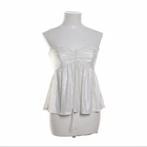 Vit/silvrig halterneck - En vit/silvrig halterneck från sellpy, som är så fin till en fin bränna! På bilden syns snören som man kan knyta runt halsen eller knyta till någon söt rosett🤍 Om fler är intresserade blir det budgivning🥰 Köpare står för frakt!