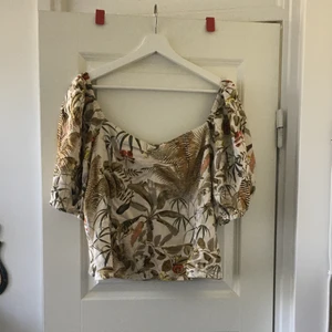 Mönstrad top från H&M storlek 46 - Helt ny mönstrad top i linnemix från H&M strl 46. Är lite liten i storleken så den sitter nog mer som en 44. Frakt ingår ej
