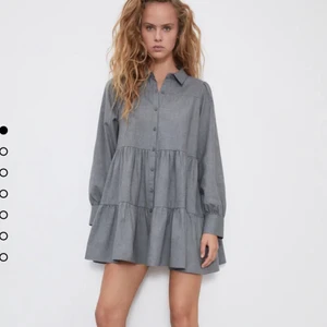 Zara klänninh  - Säljer denna skitsnygga skjortklänning i svart!! Aldrig använd, etiken finns fortfarande kvar. Passar till allt, man kan klä upp den och klä ner den!! Säljer den för 280 köpt för 399kr ❤️❤️ skriv för fler bilder!! 