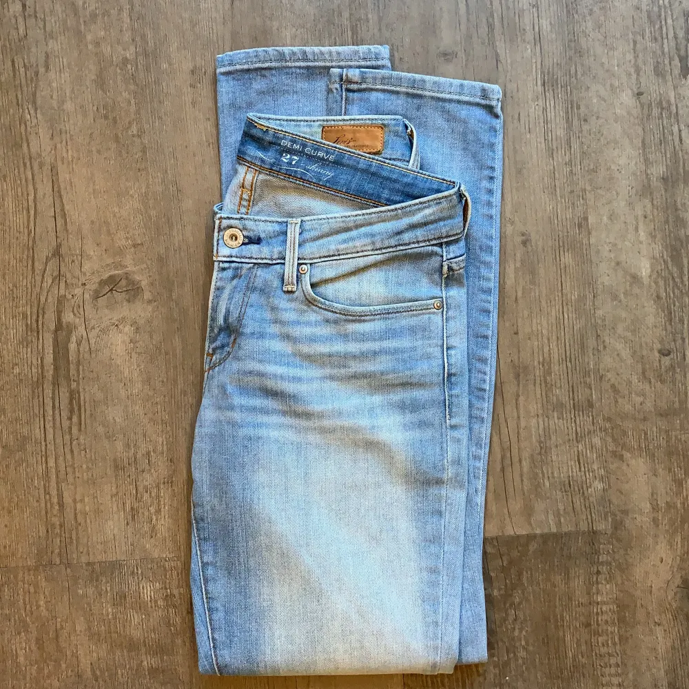 Vintage Levis Jeans, rak passform. Storlek 27. Har en liten rosa bläckfläck på höger sida bak. Pris 200kr . Jeans & Byxor.