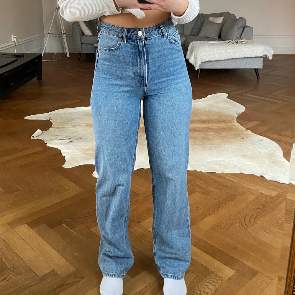 Raka blåa jeans från H&M. Använt väl men fortafarnde i bra skick. Jag är 160cm lång och de är precis lagom om man vill ha de lite längre. . Jeans & Byxor.