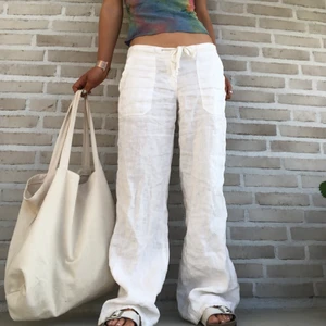 Linnebyxor  - Säljer dessa linnebyxor!🤎skulle säga att de är i storlek M. Jag är 164 cm och på mig är dem för långa. Dem har små fläckar nere längst ner på benen (se bild) men de är abslout inte något som stör. Fraktar för 66kr (spårbar) eller möts upp i Stockholm:) först till kvarn: 700kr