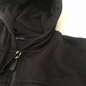 Fleecetröja från Donnay storlek S - Använd ca 2-3 gånger, är i nyskick! Säljer pga att den är lite liten för mig. Svart vanlig basic fleecetröja med luva 