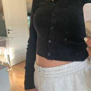 Nästan o rörd  - Funkar till ett linne eller topp om man vill bära den som en kofta 