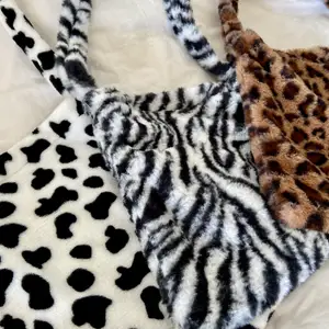 Säljer 3 pälsväskor i tryck av ko, leopard och zebra. Jag har aldrig hittat användning för dem därför är de helt oanvända! Zebra- och leopard väskorna kostar 75kr st, ko-väskan är såld. 🤍🖤🤍🖤 köparen står för frakten 🚚 