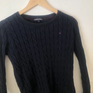Tröja från Tommy hilfiger  - En långärmad ribbad tröja från tommy hilfiger, ej använd så många gånger! Marinblå. Mellan skick! Storlek Xs!         Nypris: ca. 700, säljer för 150 kr 