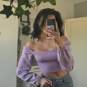 Tröja - Offshoulder lila croptop tröja. Funkar också med shoulder💕💕Köpt från Hm och är i väldig bra skick då jag inte använde den mycket. Passar säkert perfekt för dig som vill ha lite färg i din garderob🥰💖