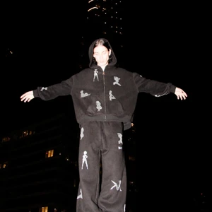 Namne collective huddie strl M - Intresse koll. använd fåtal gånger. Lånade bilder, för egna bilder skriv privat. Köpt för 1600💕