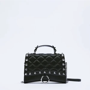 Zara väska  - Säljer min fina zara väska, då jag inte får någon användning utav den! Köp direkt för 250kr❤️