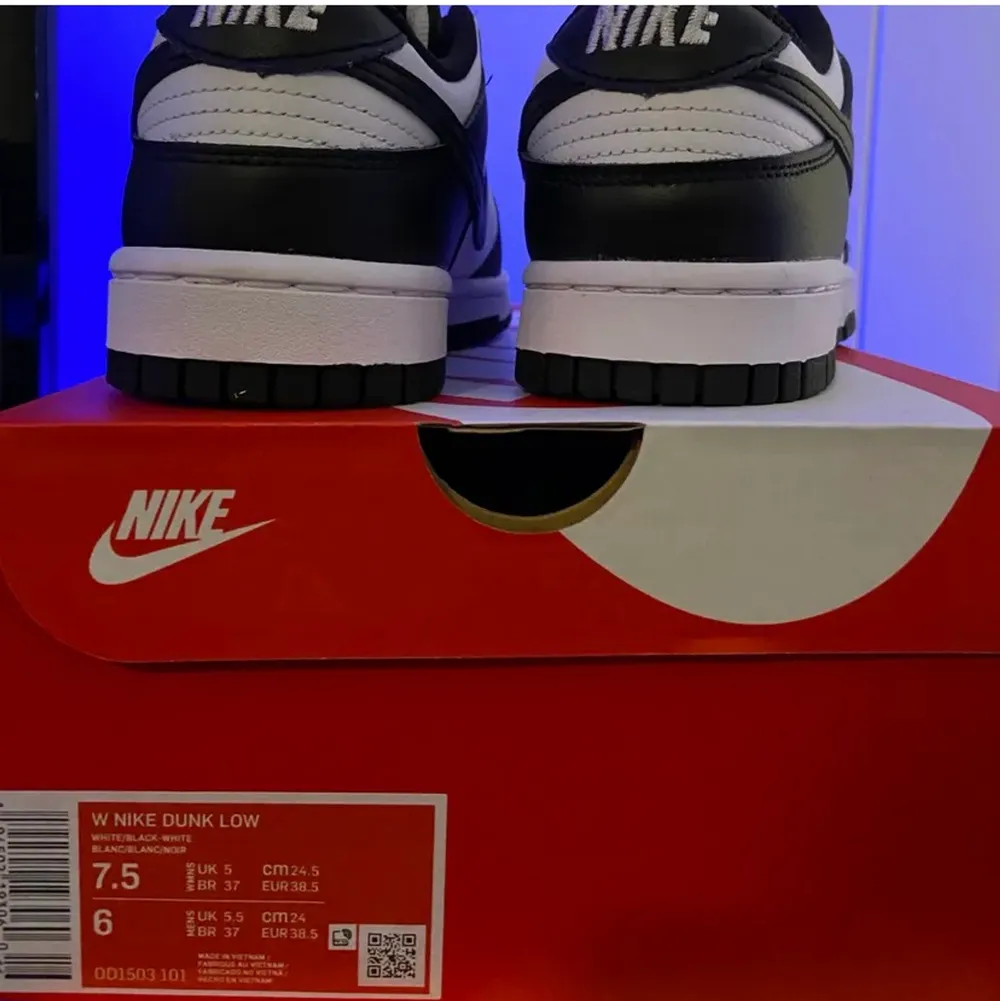 Dunk low panda i storlek 38,5 skick 10/10 pris: 1950kr. Kengät.
