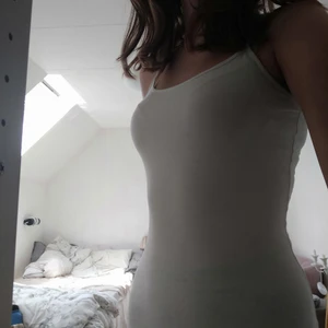 Vitt linne - Vitt linne, sitter rätt tajt, storlek S och det är sällan använt